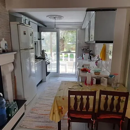 Havuzlu Sitede Bahceli Yazlik *